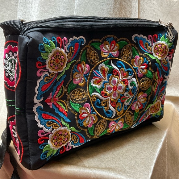 Embroidered crossbody bag with three separate zippered compartments, NWOT - Picture 10 of 16